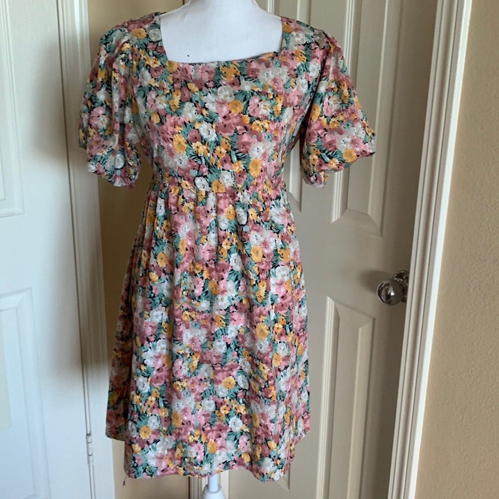 Puff sleeves dress small to medium.